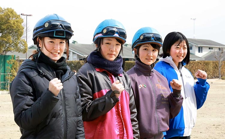 栗東トレセンに勢ぞろいした(左から)藤田菜七子騎手、永島まなみ騎手、古川奈穂騎手、今村聖奈騎手(c)デイリースポーツ