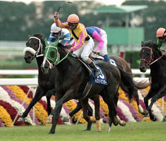 【追憶のマイルCS】「荒れない」神話崩壊の95年　トロットサンダー稲妻差し、馬連10万超の大波乱に