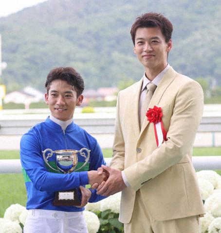 竹内涼真　福島競馬場に登場「美しい景色の中で競馬が楽しめるのも格別」　スーツ姿に女性ファンからも歓声