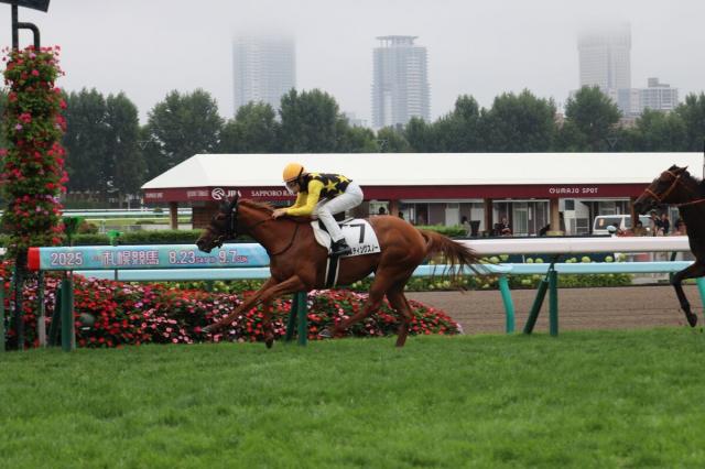 【札幌1R・2歳未勝利】2番人気のラスティングスノーが逃げ切り勝ち　横山和生騎手「自分の形に持ち込めた」