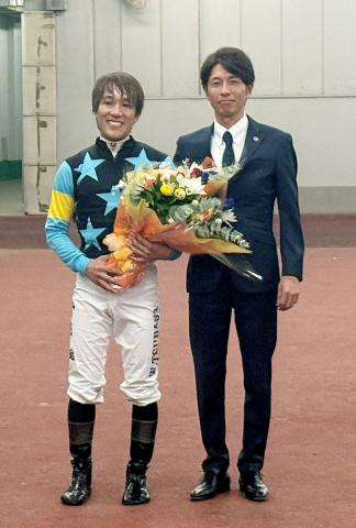 【中京7R】和田翼騎手が現役ラスト騎乗「この経験を生かしてまた次のステージに」叔父の和田竜二騎手が花束贈る
