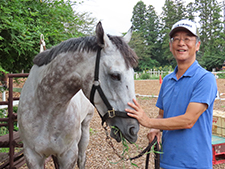  引退馬問題に注ぐ情熱—元管理馬を引き取った鈴木伸尋調教師