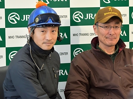 「今年も強い馬を負かしてやろうという気持ちで」と語ったゴールドアクターの吉田隼人騎手(左)と、中川調教師(右、撮影：佐々木祥恵)