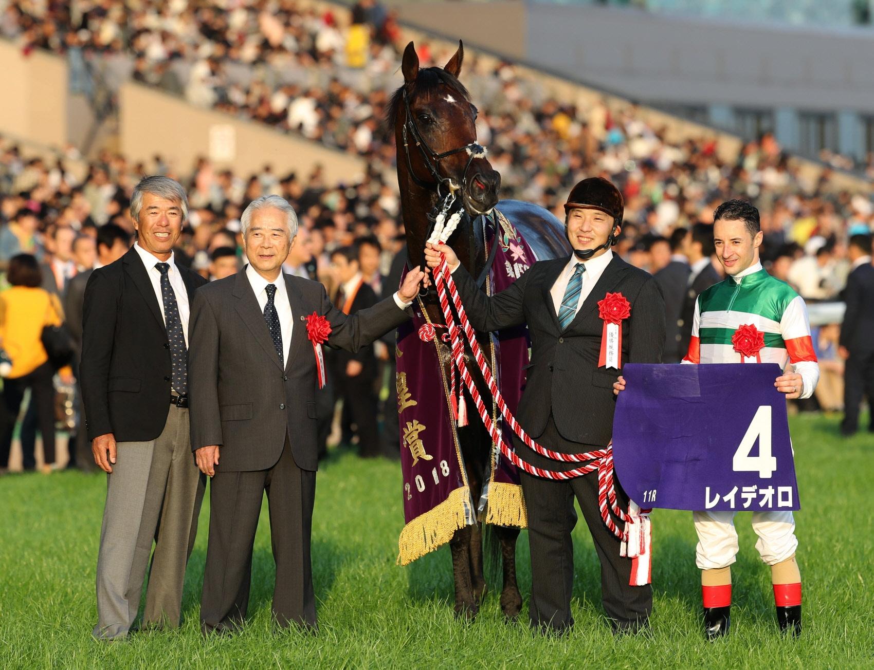 第１５８回天皇賞・秋を制したレイデオロとルメール騎手（右）。左端は藤沢和調教師