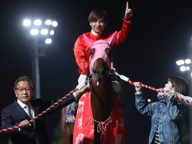 山崎誠士騎手騎乗の4番人気ゴールドホイヤーが勝利(撮影：高橋正和)