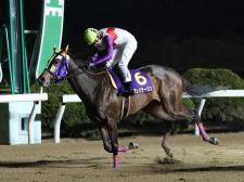鮫島克也騎手騎乗の1番人気アンバラージュが勝利(写真提供：佐賀県競馬組合)