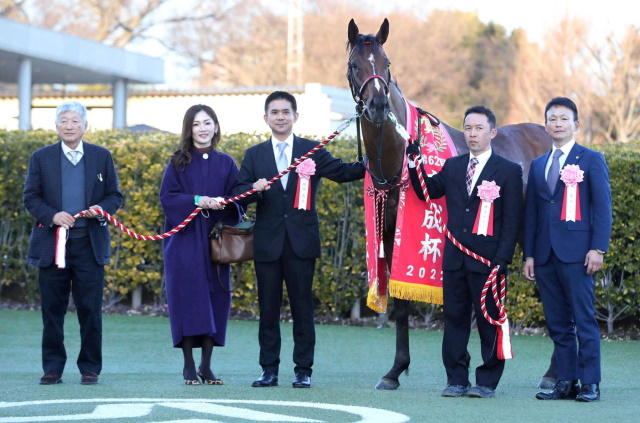 　京成杯Ｖの口取り。左から３人目が田原オーナー、右端は小島師