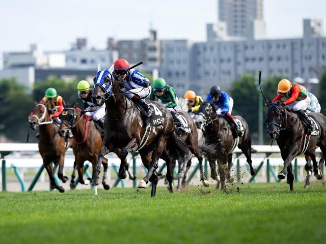 【日高S】(札幌) 馬場の外々を回ったシャイニーロックが早め先頭から後続を完封