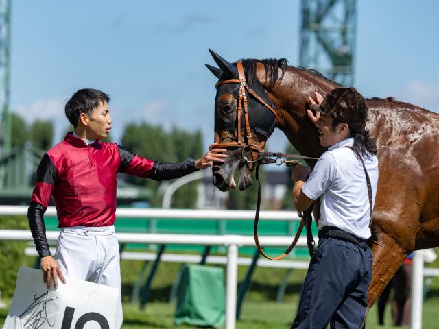 【2歳未勝利】(札幌) ショーモンが人気に応えて初勝利