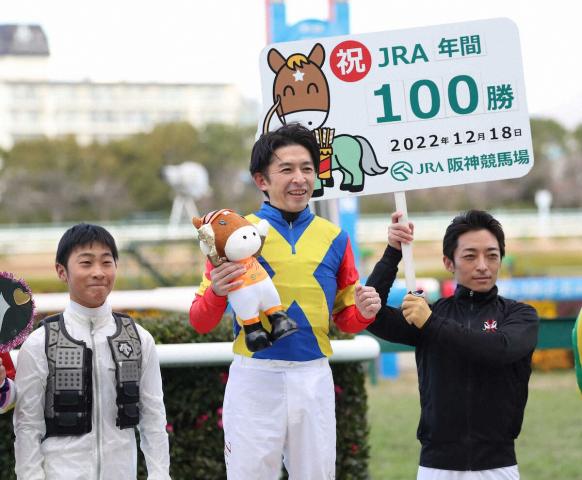 ＜高砂特別＞ラヴケリーで勝利し年間100勝を達成し笑顔の福永（中央）（撮影・奥　調）