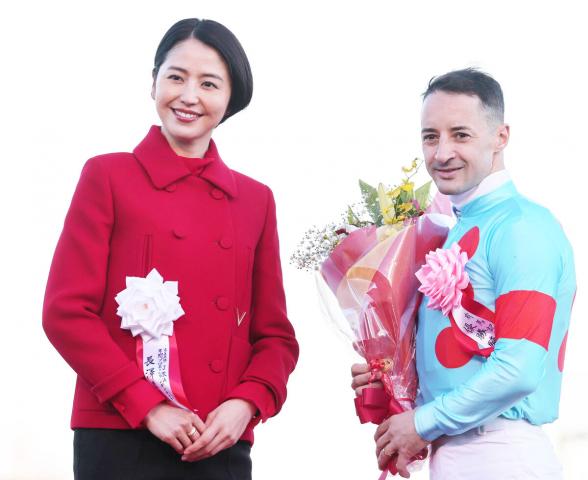 長澤まさみが有馬記念表彰式でプレゼンター 馬券は外れるも