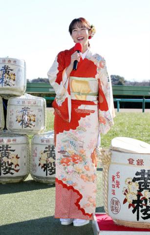 着物姿の鷲見玲奈アナは中山金杯の本命にフェーングロッテンを指名　中山競馬場で鏡開き　