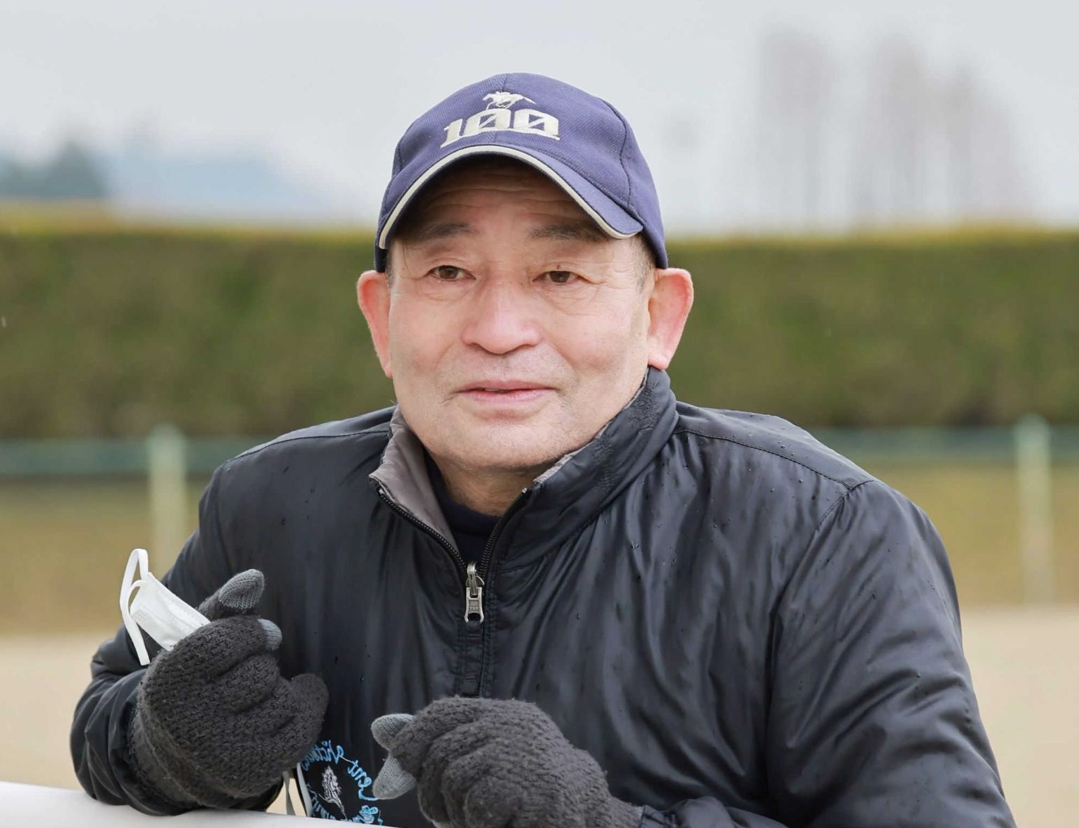 南井師　５５年間の競馬人生に“感謝”　関係者からの花束に思わず涙