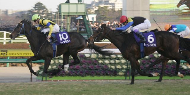 05年12月25日の有馬記念を制したハーツクライ。右は2着のディープインパクト