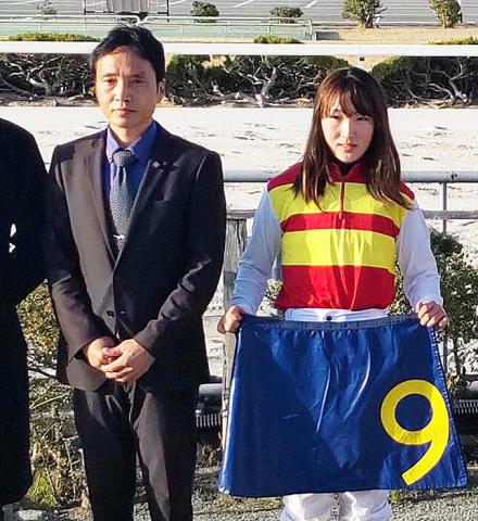 永島まなみ騎手が父の管理馬で勝利…泣きそうになった父の「あなたのおかげで勝てました」という言葉に照れ笑い
