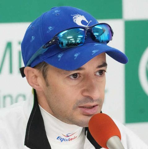 ドバイで落馬骨折のルメール「また活躍できるのを楽しみに」病室から笑顔で再起誓う