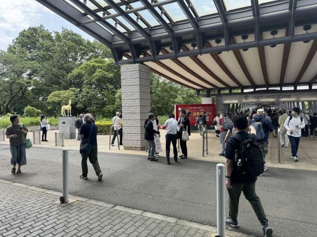 ストライキ中の労組が府中競馬正門前駅で街宣活動とビラ配り「より良い将来をつくりたい」