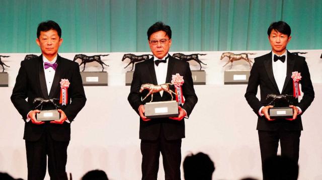 年度代表馬に選ばれたドウデュース陣営。（左から）友道師、松島オーナー、武豊　（撮影・村上　大輔）
