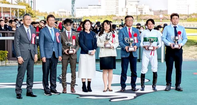 元中日監督の立浪和義さんがファルコンSのプレゼンター