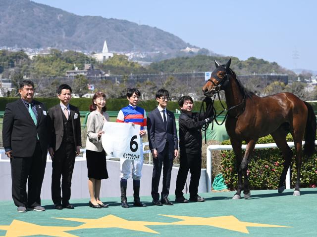 Amazon.co.jp: 当選品 秋山真一郎 騎手 直筆 サイン入り