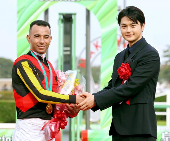 俳優の瀬戸康史が皐月賞のプレゼンターを務める　「競馬場での観戦は初めての経験でしたが…」