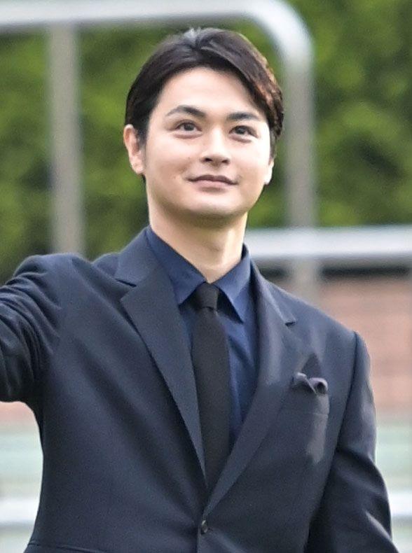 瀬戸康史がモレイラとの記念撮影でビックリ！「握手が強い（笑）」　皐月賞のプレゼンターで登場