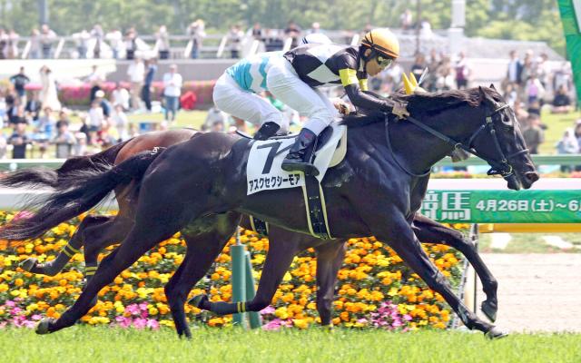 勝利したアスクセクシーモア（手前）（カメラ・荒牧　徹）