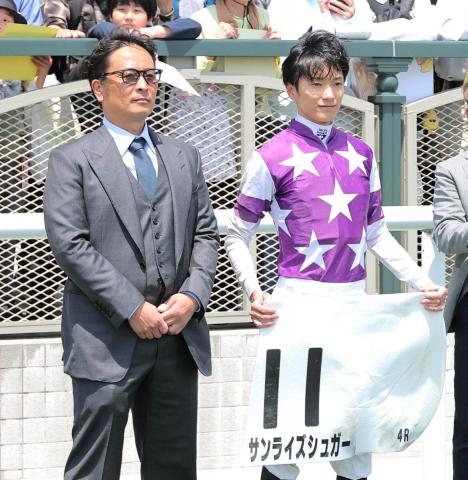 新谷調教師が京都4RのサンライズシュガーでJRA通算100勝「それだけ負けてきた数もあるので、気を引き締めて」