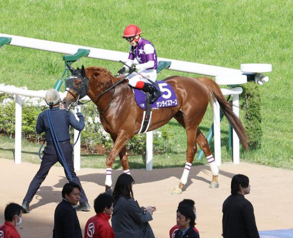 【天皇賞・春】サンライズアースは好位から早めの仕掛けも4着　池添謙一騎手「しぶとく踏ん張ってくれました」