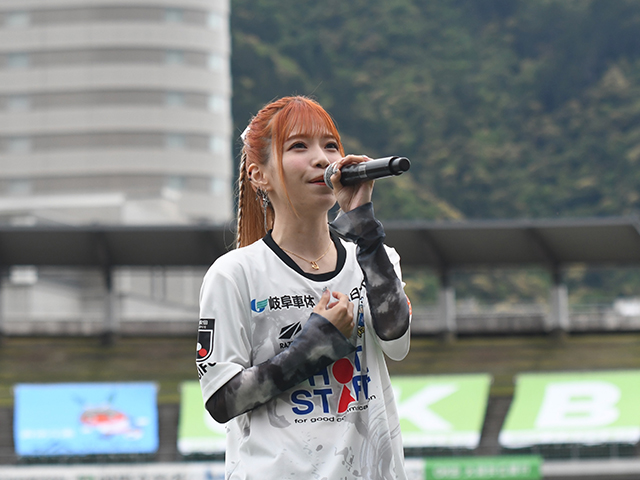亜咲花さん「すごく夢のような瞬間」 J3岐阜の「競馬DAY」でライブや騎手と共演