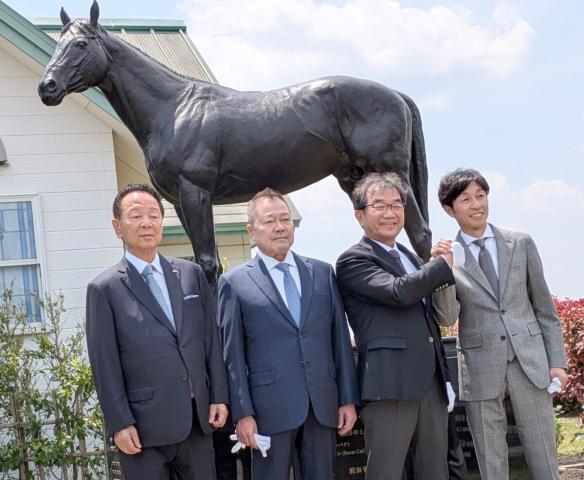 キズナ像の除幕式が大山ヒルズで開催　武豊騎手「主戦ジョッキーとして誇り。産駒でダービーを勝ちたい」