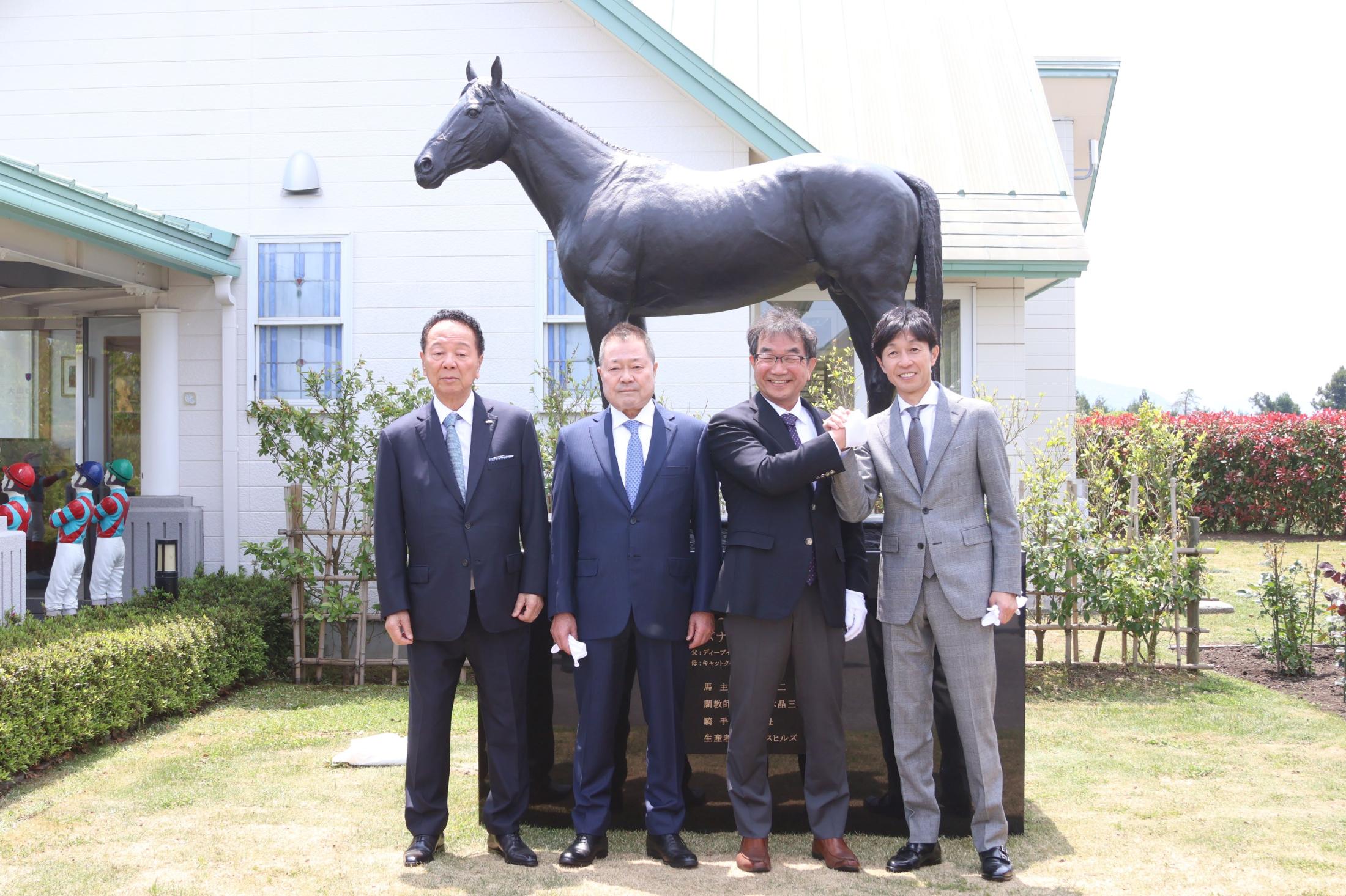 大山ヒルズでキズナ像除幕式　武豊「ジョッキー人生でも大きな存在」「産駒でまた、ダービーを勝ちたい」
