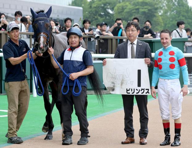 手塚貴久調教師がJRA通算700勝達成　自身が管理したフィエールマンの産駒で決めた