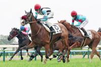 武豊騎手騎乗のサラダ（中）がゴール前抜け出す。　（右は２着のサンタンドレア、左は３着のコンドゥイア）　（カメラ・高橋　由二）