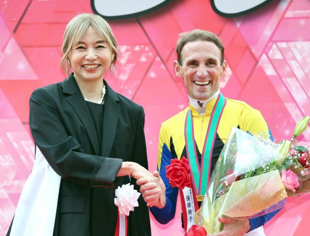 【オークス】山口智子が表彰式プレゼンター「優勝された騎手に、馬と心を通わせる秘話をお話しいただき、深く心に」