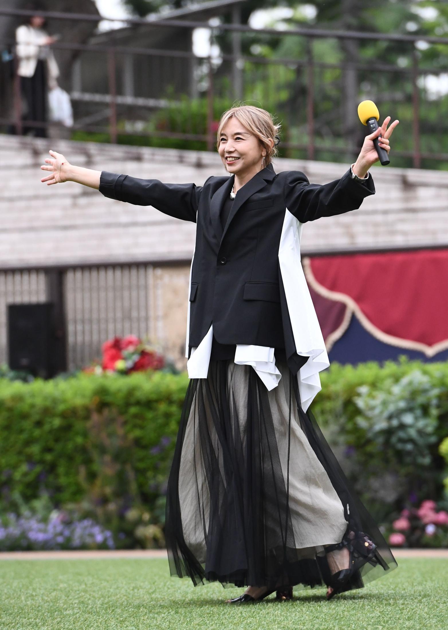 「還暦と聞いて１００万倍ビックリ！」競馬場に大女優が登場　若々しい姿にＳＮＳでも反響「めちゃくちゃ可愛かった」「いつまでもお綺麗」