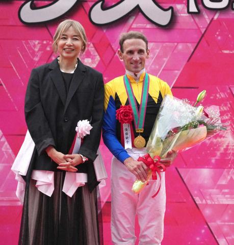 【オークス】山口智子　プレゼンターとしてシュタルケを祝福「60歳にして初体験があるんですね」