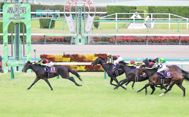 皐月賞を勝ったミュージアムマイルを追う（左２頭目から）クロワデュノール、マスカレードボール、ジョバンニ、サトノシャイニング（右奥）