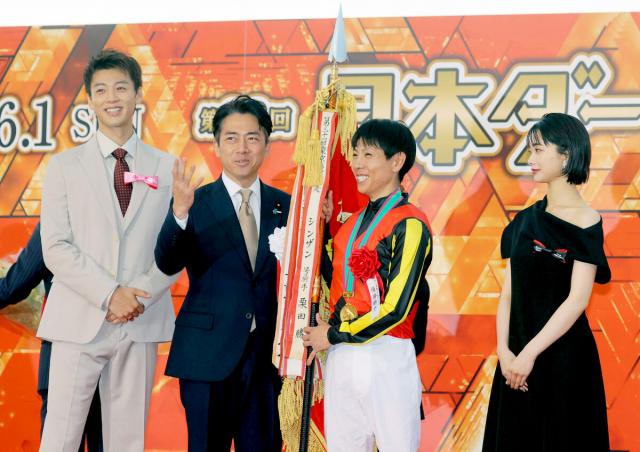 【日本ダービー】小泉進次郎農林水産大臣が表彰式で内閣総理大臣賞を授与　