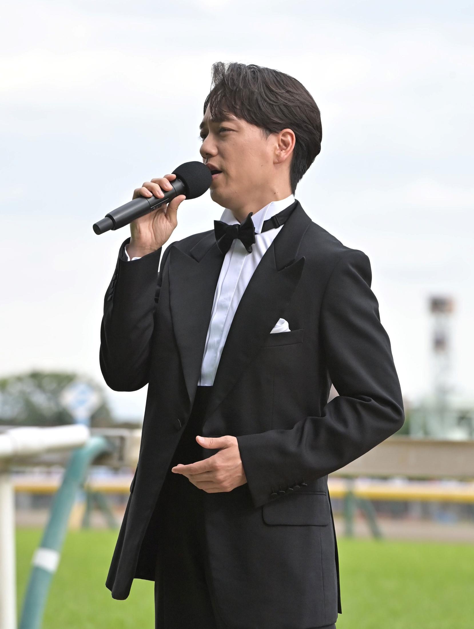 【日本ダービー】タキシードで国歌独唱のイケメンに「めっちゃうまい」「声たっっっか」「安定感半端ねぇ」ネット沸く