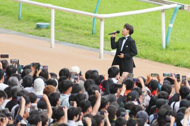 山崎育三郎が日本ダービーで国歌独唱　「競走馬と騎手の姿に勇気づけられました」