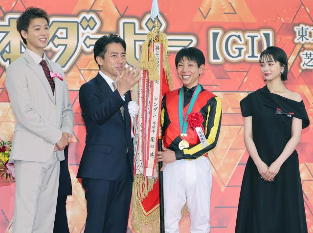 ダービー表彰式で竹内涼真と見上愛がプレゼンター　竹内「思わず大きな声を出してしまいました」