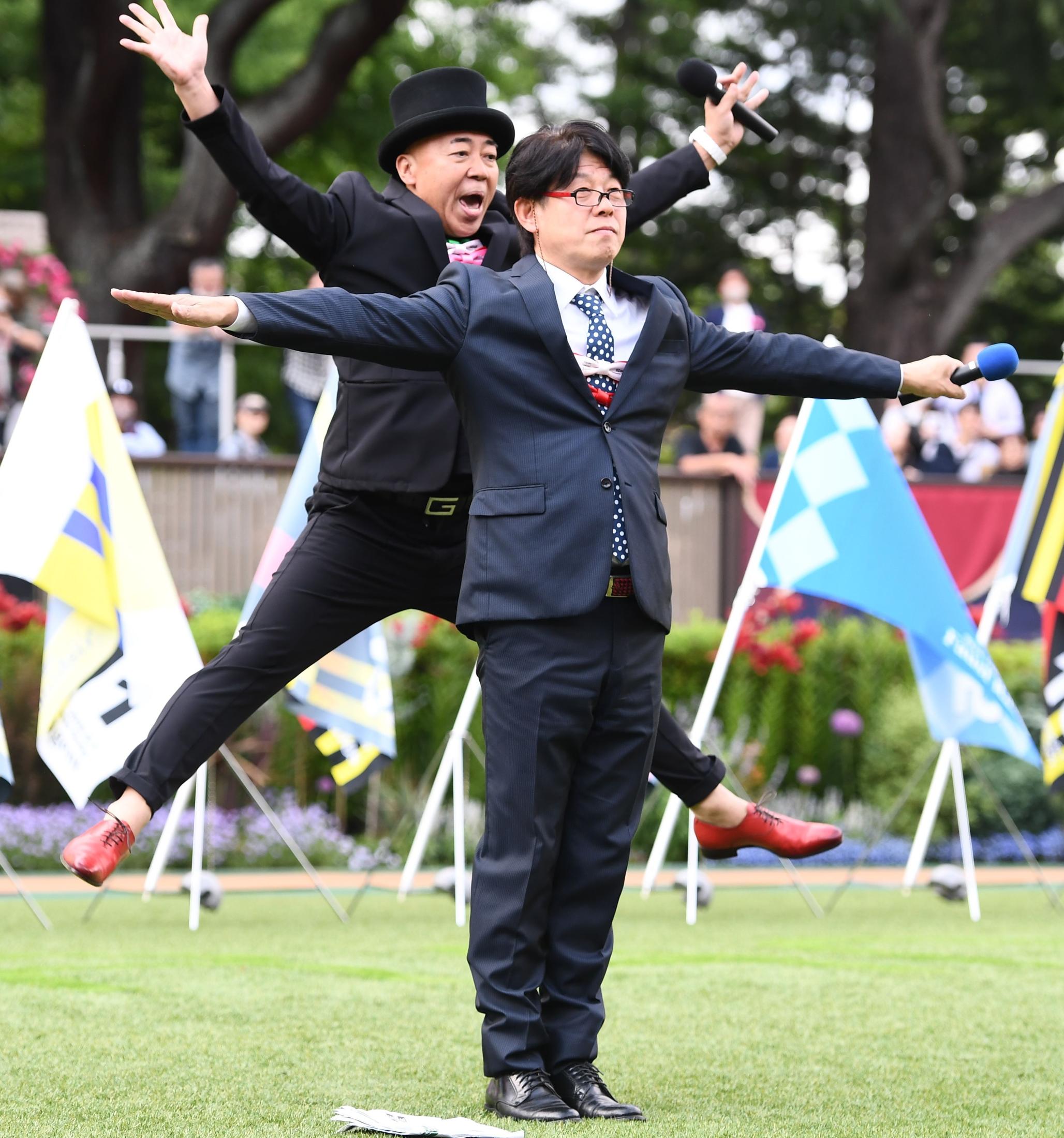 お笑いコンビＴＩＭが東京競馬場来場の小泉農水相にちなみ「米」人文字ギャグ披露　「我々はこすっているんで“古米”です」