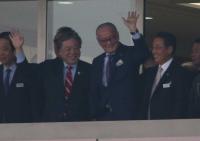有馬記念が行われた2014年12月28日に中山競馬場を訪れ、スタンドのファンに手を振る長嶋茂雄さん（中）