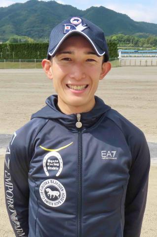 美浦の坂口智康騎手が初めて栗東で調教騎乗「連続障害にも高さがあります」