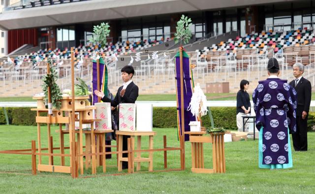 武豊騎手が函館競馬場の馬場浄めと馬頭観世音祭に出席「みんなで盛り上げたい」