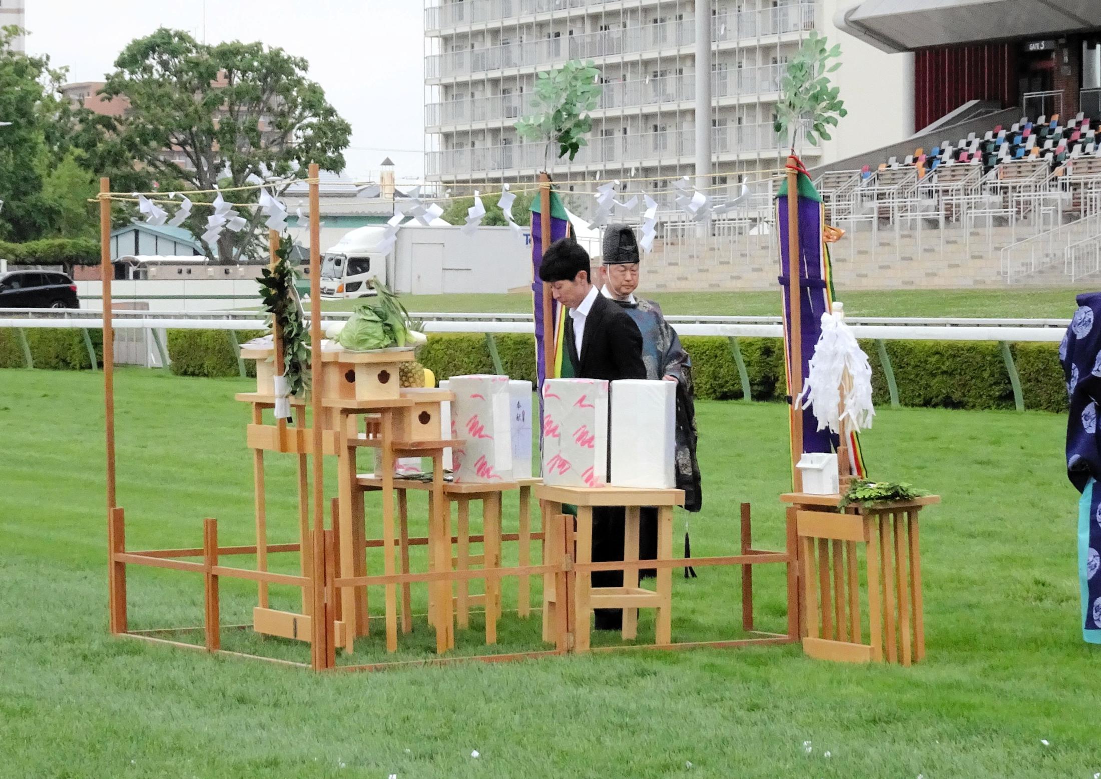 武豊「いい夏にしたい」　函館開催を前に「馬場浄め」「馬頭観音祭」を実施