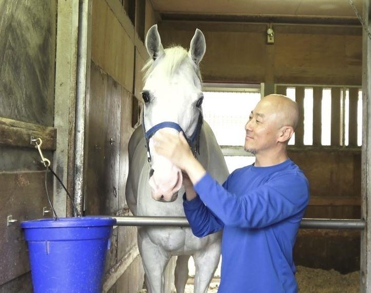 白毛馬ハヤヤッコが退厩　１８個のお守りとともに嘶いて旅立ち　担当の田村助手「すごく寂しい。ヤッコちゃんには感謝しかない」