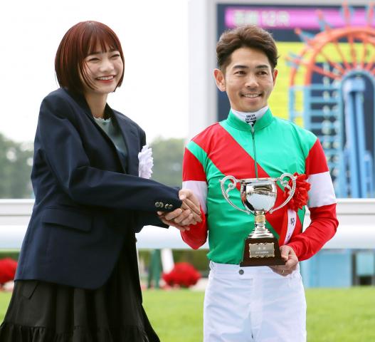 【函館スプリントS】女優の見上愛が初めて函館競馬場へ　笑顔でプレゼンターを務める