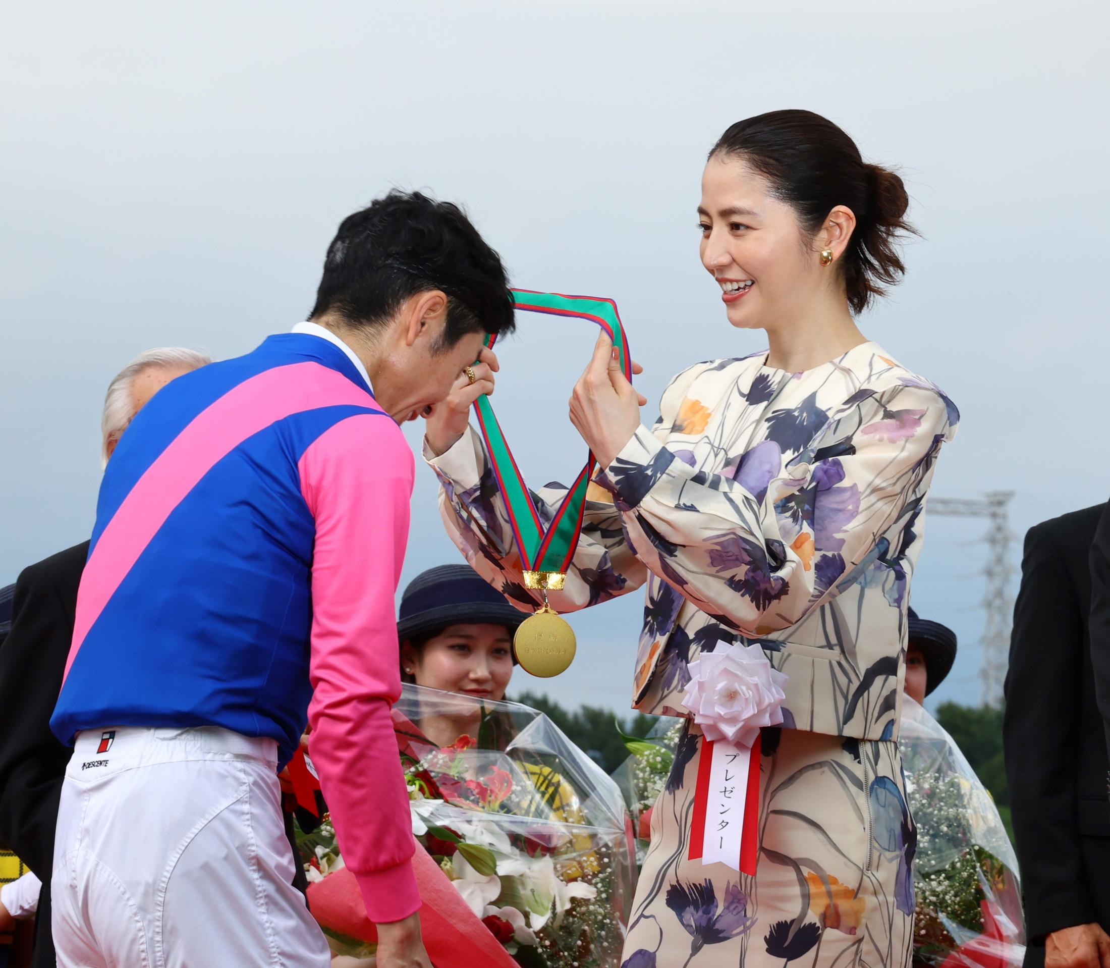 長澤まさみは肉派？魚派？独自の夏バテ防止策も披露　宝塚記念の阪神競馬場でトークショー